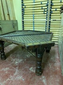 Krasny starozitny stol z Indie