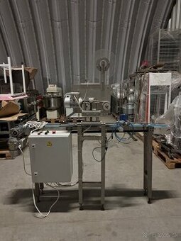 Automatický etiketovací stroj s dopravníkom