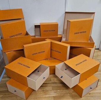 Louis Vuitton krabice a tašky