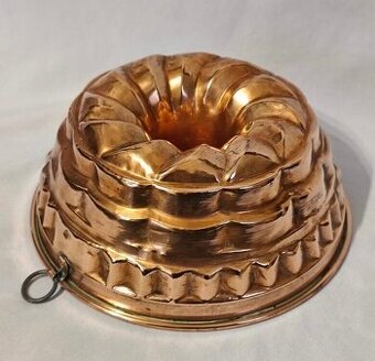 Medené formy na bábovku.