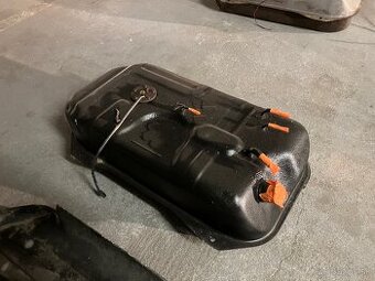 Predám nádrž Suzuki Vitara 1 benzín