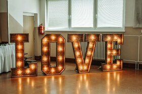 Svetelný nápis Love na svadbu a fotostena
