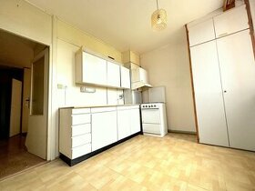 3 izbový byt s 2 loggiami v pôvodnom stave / 82 m2 / Vlčince