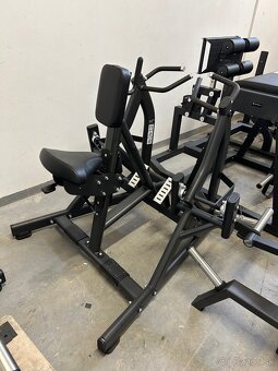 Fitness stroje skladom