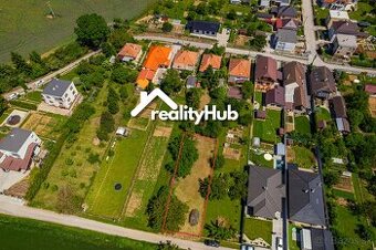 Slnkom zaliaty stavebný pozemok v Horných Chlebanoch