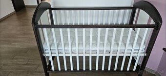 Detská drevenná postielka