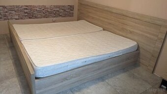 veľká manželská posteľ