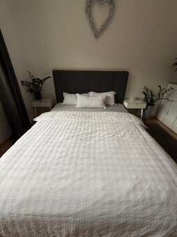 Predám manželskú čalúnenú posteľ s matracmi