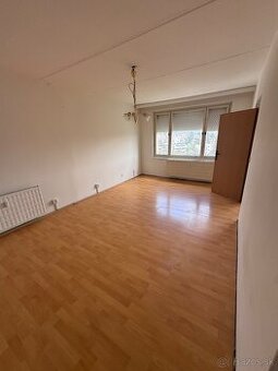 SLNEČNÝ VEĽKOMETRÁŽNY 3-IZBOVÝ BYT S BALKÓNOM, 81 m² |