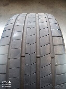 245/40R19