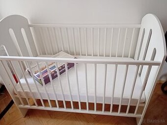 Detská postieľka s monitorom dychu