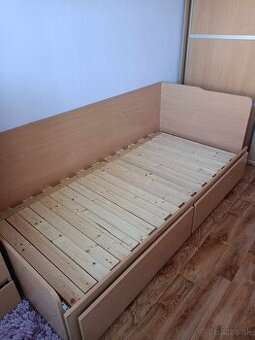 Drevená rozkladacia posteľ
