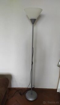 Stojaca lampa