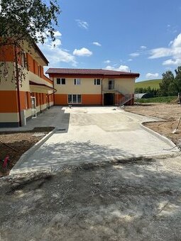 Spevnené plochy na klúč, pokládka zámkovej dlažby/obrubníkov