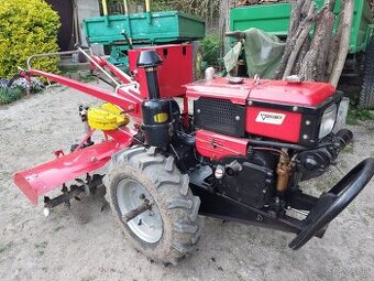 Továrenskýá malotraktor
