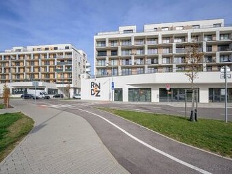 Garážové státie s kobkou v Rači