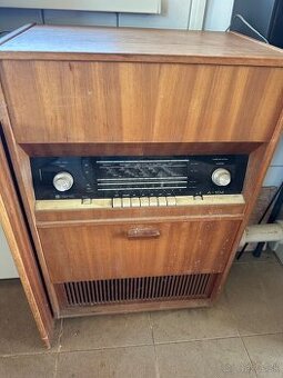 Retro rádiogramofón TESLA A-104
