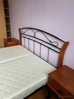 Manželská posteľ vrátane matracov a nočných stolíkov