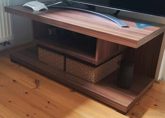 Stolík pod TV