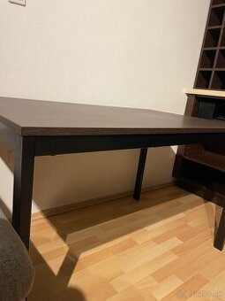 Tmavohnedý jedálenský stôl