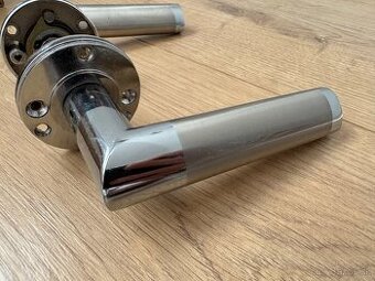 Kovova klucka na dvere