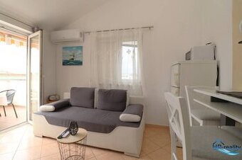 Vodice, Srima – zariadený apartmán, 350m od mora