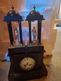 Starozitne trojdelne hodiny