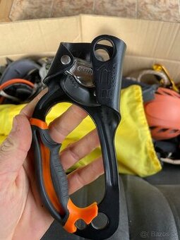 Predam lavý ručný blokant (žumar) od značky petzl