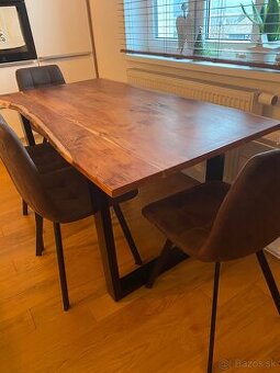 Jedálenský stôl z masívu