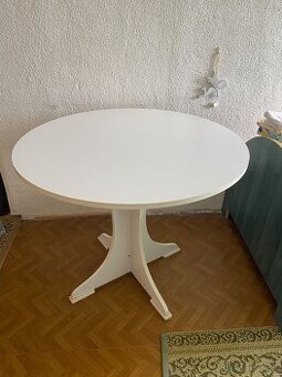 Okrúhly jedálenský stôl