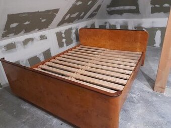 Predám staršiu manželskú postel zo stolíkmi
