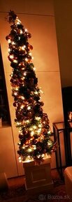 Darujem vianočný stromček so svetielka a zlatými ozdobami