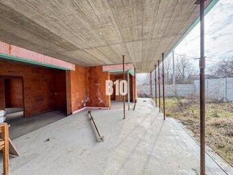 CABAJ - časť Riegler - 6 izbový RD - hrubá stavba - DVOJGAR