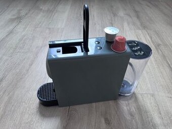 kapsulový kávovar značky Nespresso.