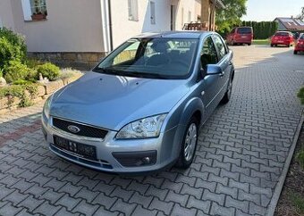 Ford Focus 1,6i Ghia Tažné Klima benzín manuál 74 kw