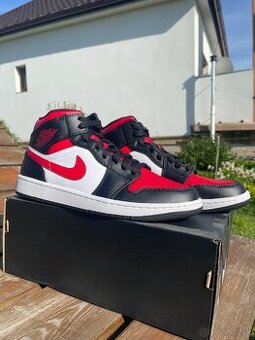 Nike Air Jordan 1 Mid Fire Red Bred Toe