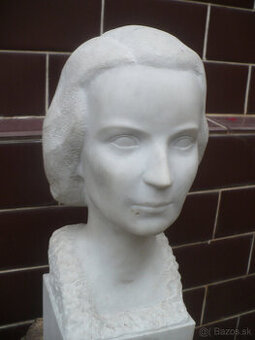 Hlava ženy mramorová busta socha