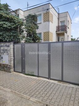 Dvojgeneračný RD v Ludaniciach, tichá ulica