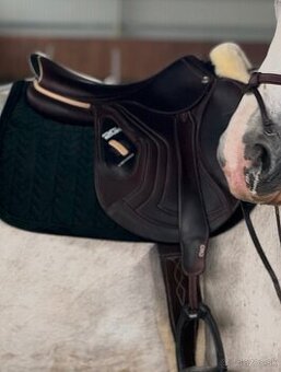 Predám skokové sedlo CWD – buffalo koža, komora 2