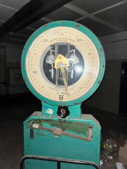 Priemyselná mechanická váha s plošinou – retro / industriál