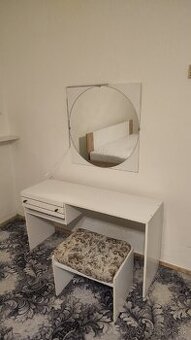 Predám starši kozmetický stolík aj so zrkadlom a taburetom