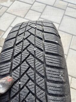 Zánovné zimné pneu + plechové disky + puklice