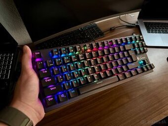 Herná mechanická klávesnica