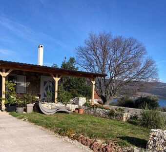 Chorvátsko-Zariadený dom so záhradou a výhľadom na more