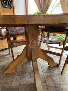 Stôl z masívneho dreva