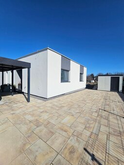 Na predaj moderný 4-izbový bungalov s presklenou terasou