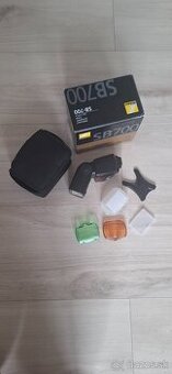 Nikon Blesk SB-700 – TOP stav + príslušenstvo