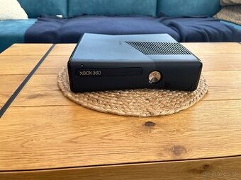 Xbox 360 s príslušenstvom a hrami