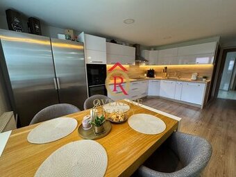 NA PREDAJ : Luxusný, kompletne zariadený rodinný dom – Ivach