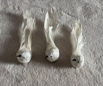 Biele dekoračné vtáčiky s pierkami – trblietavé, na klipse